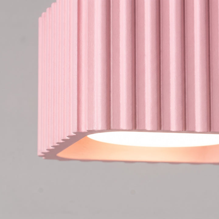 Plafonnier Riff rose carré en aluminium, détail des cannelures
