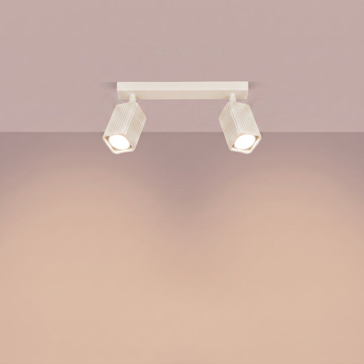Plafonnier Rayo beige en rampe à spots orientables, allumé