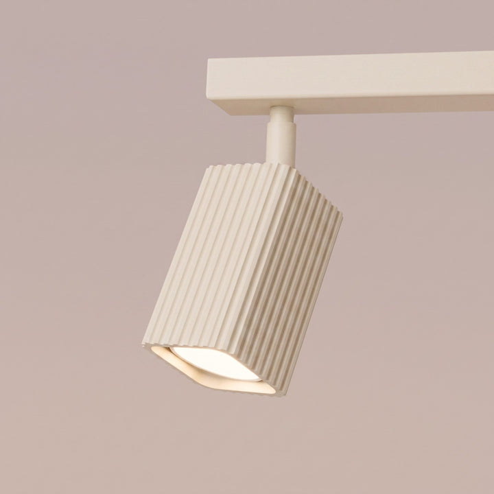 Plafonnier Rayo beige en rampe à spots orientables, détail des cannelures