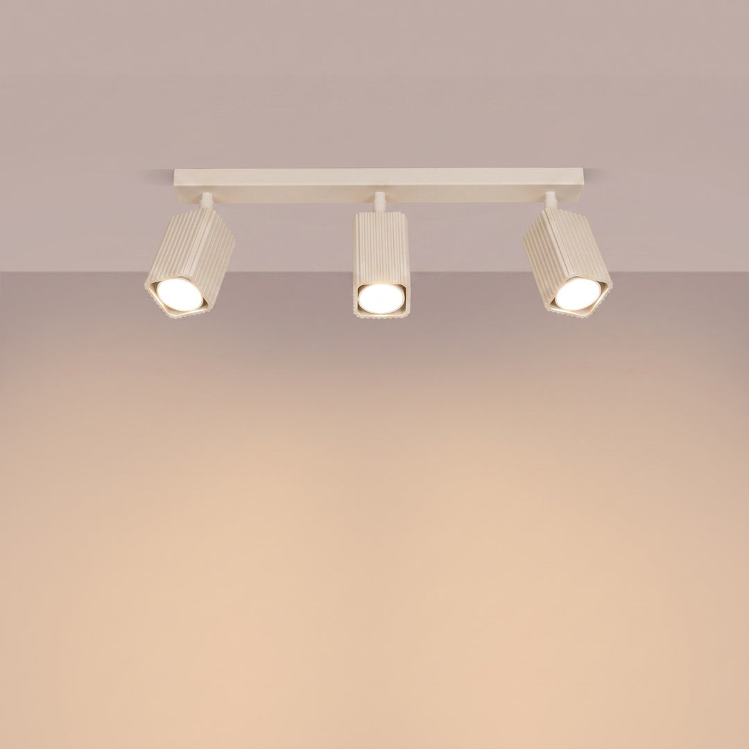 Plafonnier Rayo beige en rampe à spots orientables, allumé