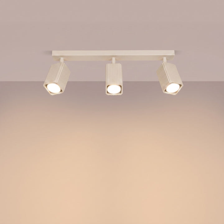 Plafonnier Rayo beige en rampe à spots orientables, allumé