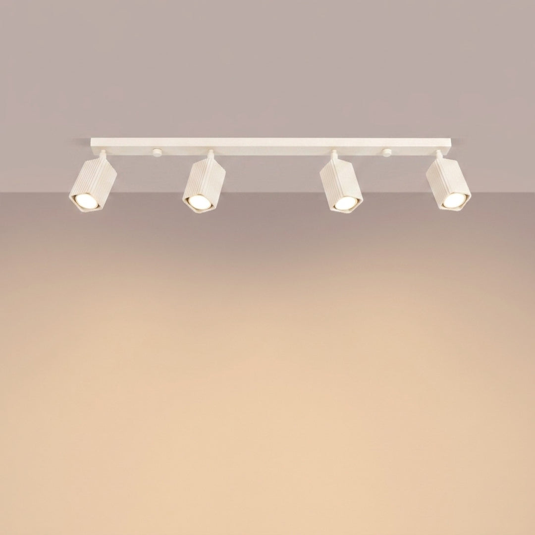 Plafonnier Rayo beige en rampe à spots orientables, allumé