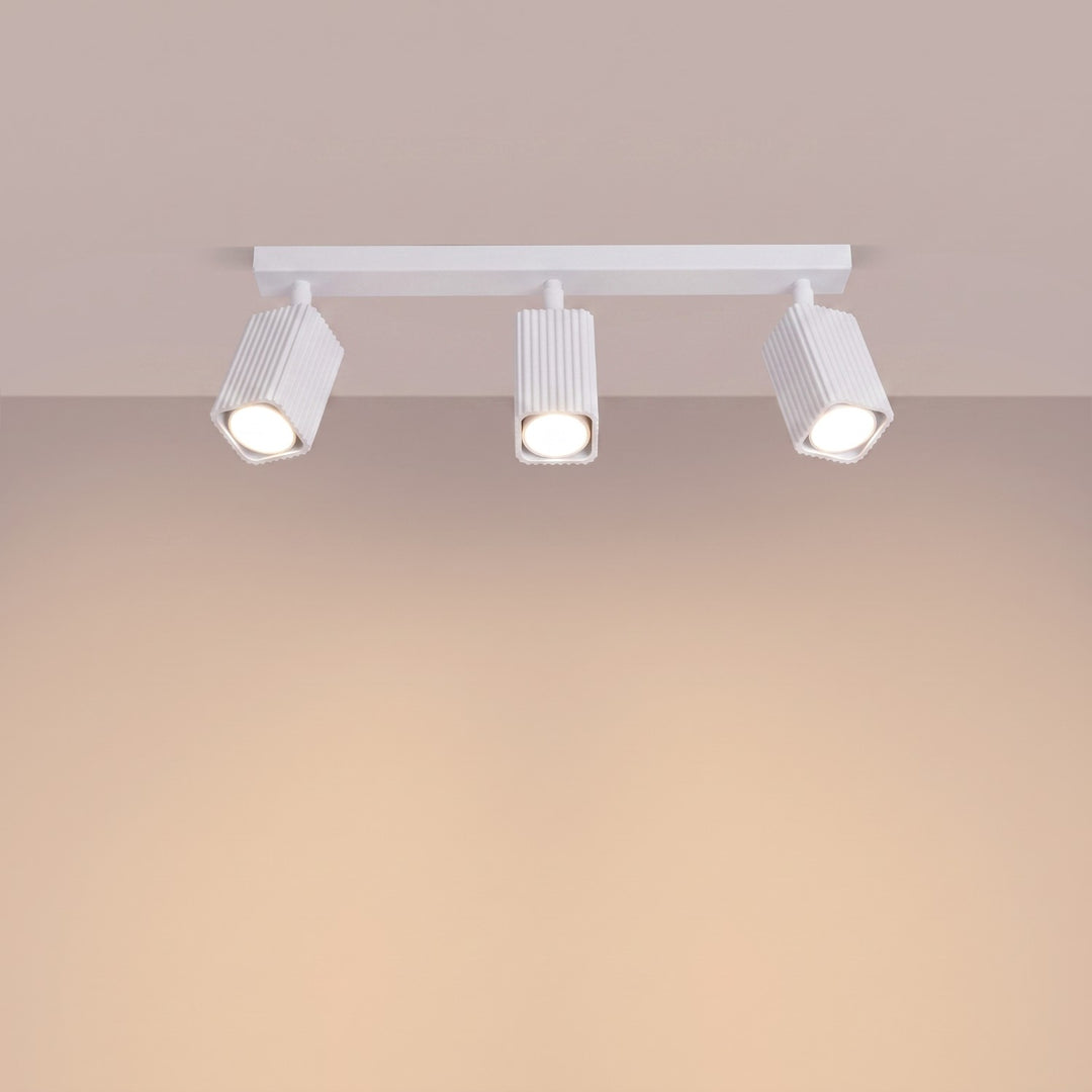 Plafonnier Rayo blanc en rampe à spots orientables, allumé