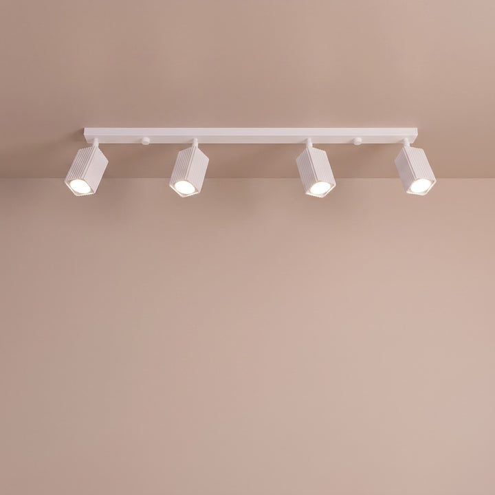 Plafonnier Rayo blanc en rampe à spots orientables, allumé