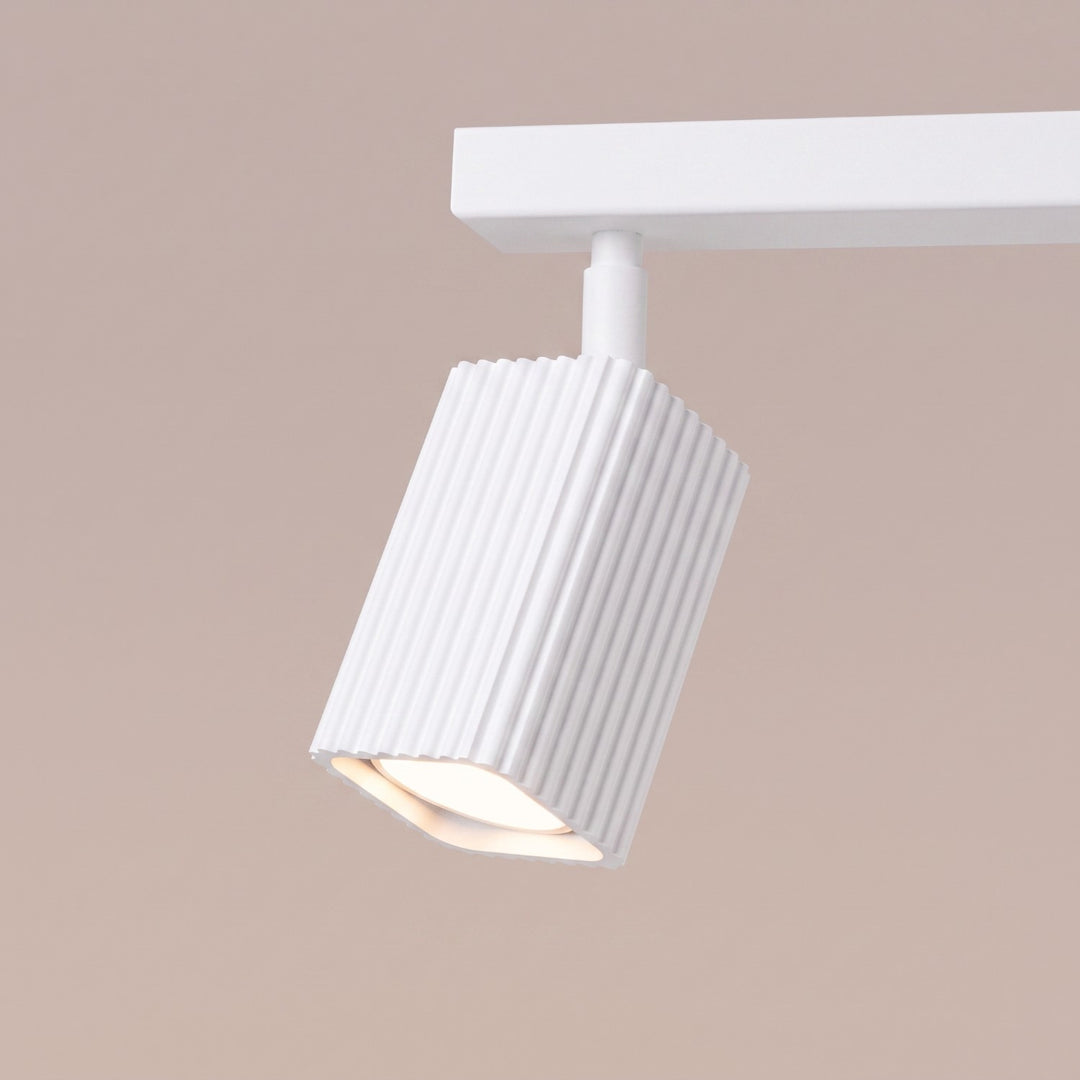 Plafonnier Rayo blanc en rampe à spots orientables, détail des cannelures