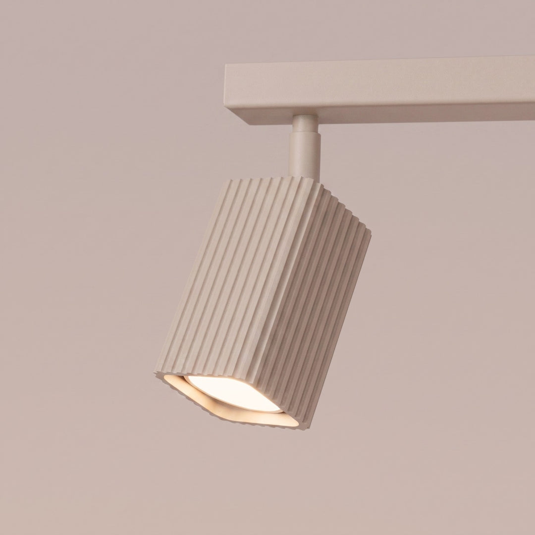Plafonnier Rayo taupe en rampe à spots orientables, détail des cannelures
