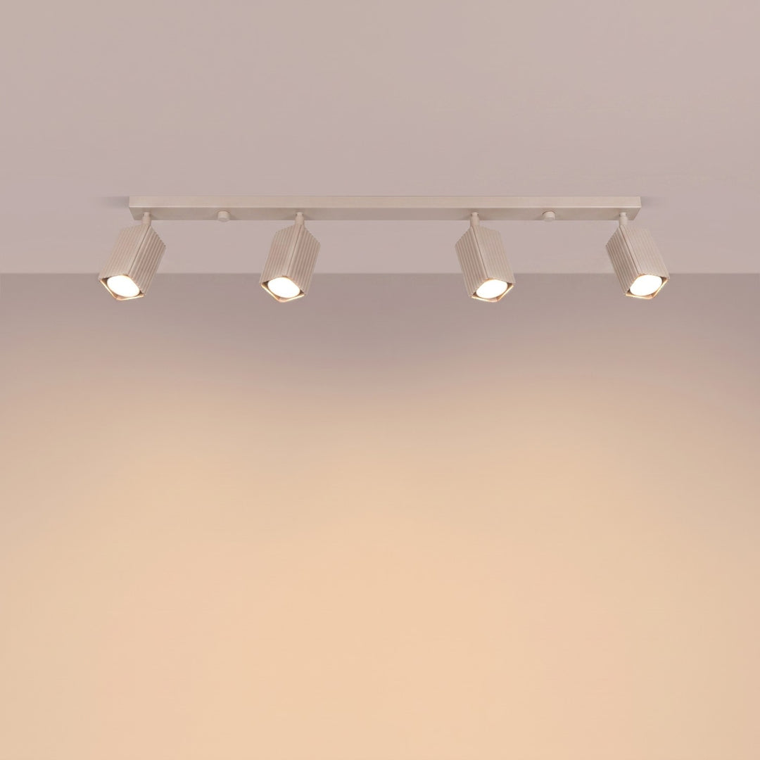 Plafonnier Rayo taupe en rampe à spots orientables, allumé