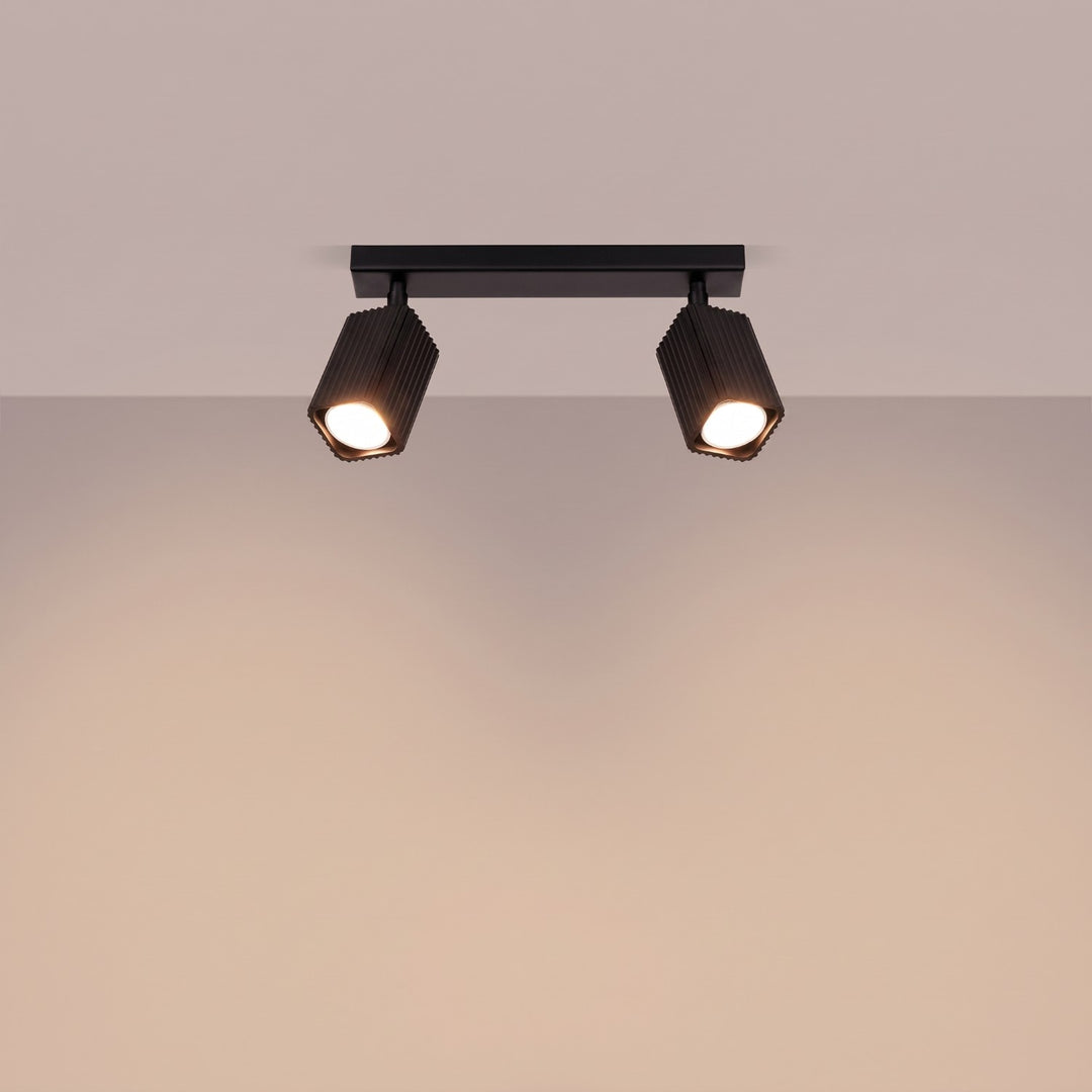 Plafonnier Rayo noir en rampe à spots orientables, allumé