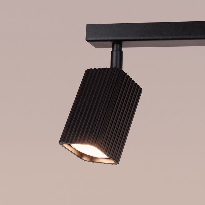 Plafonnier Rayo noir en rampe à spots orientables, détail des cannelures