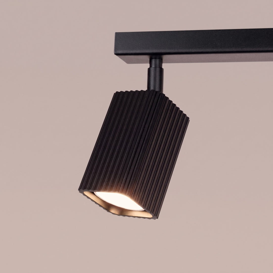 Plafonnier Rayo noir en rampe à spots orientables, détail des cannelures
