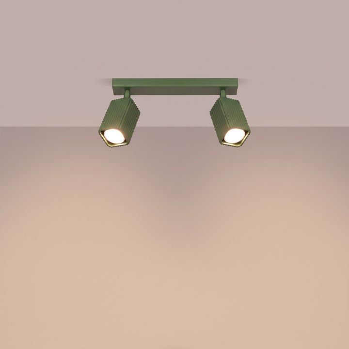 Plafonnier Rayo vert olive en rampe à spots orientables, allumé