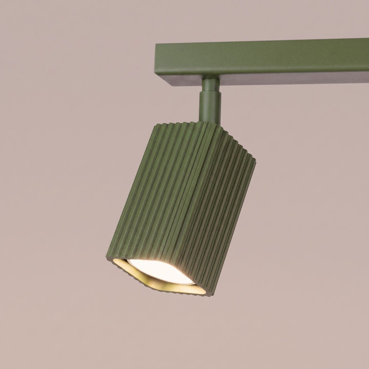 Plafonnier Rayo vert olive en rampe à spots orientables, détail des cannelures