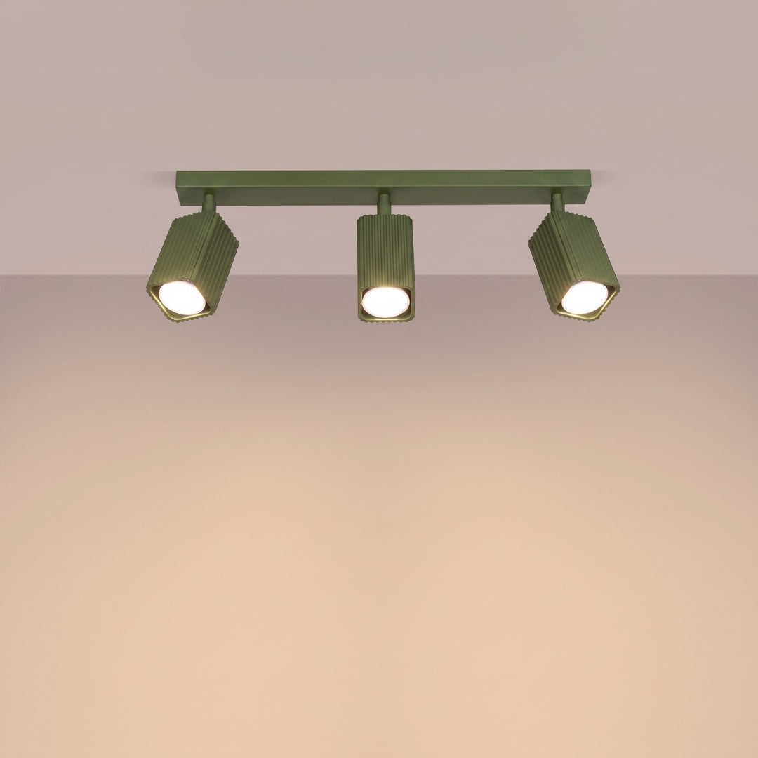 Plafonnier Rayo vert olive en rampe à spots orientables, allumé