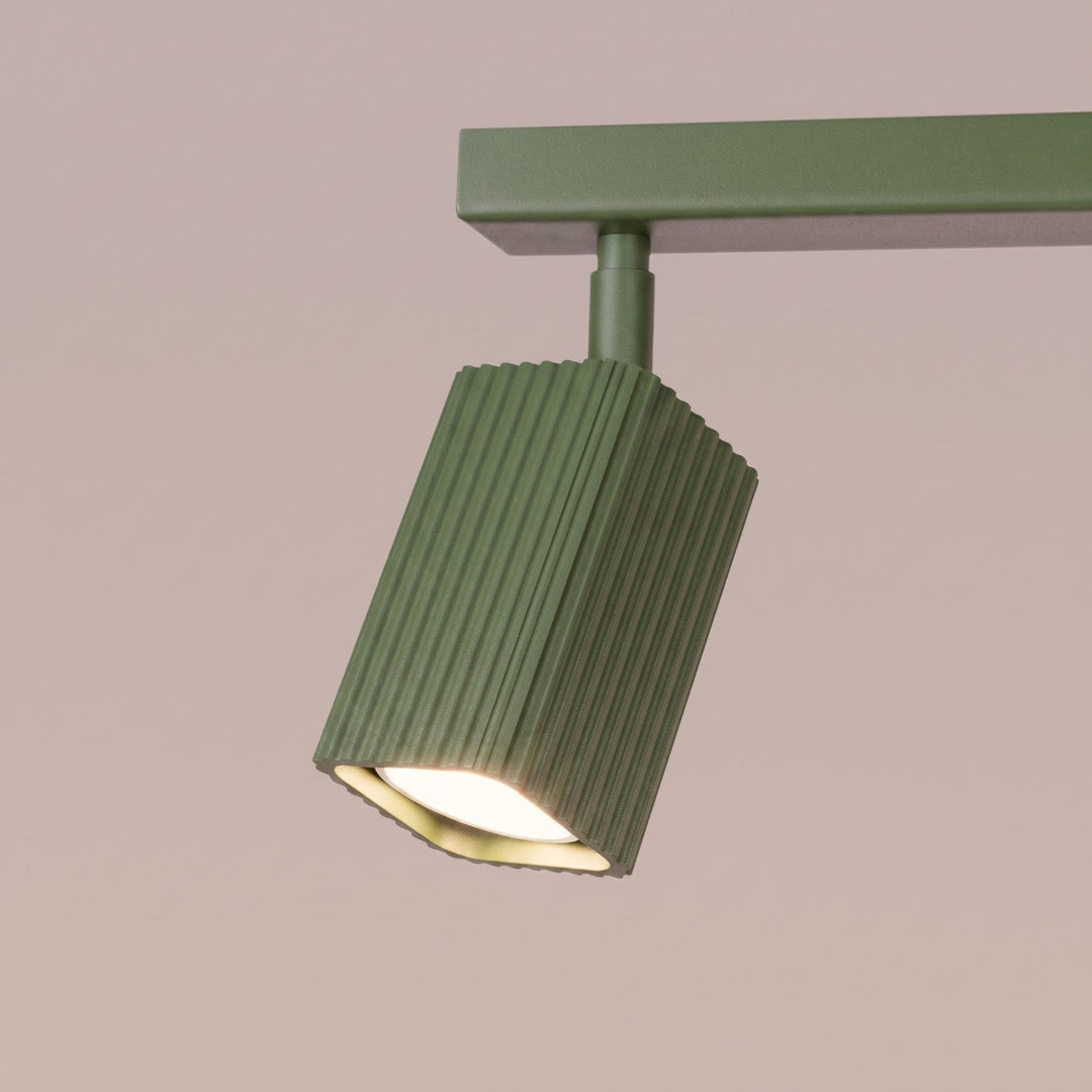 Plafonnier Rayo vert olive en rampe à spots orientables, détail des cannelures