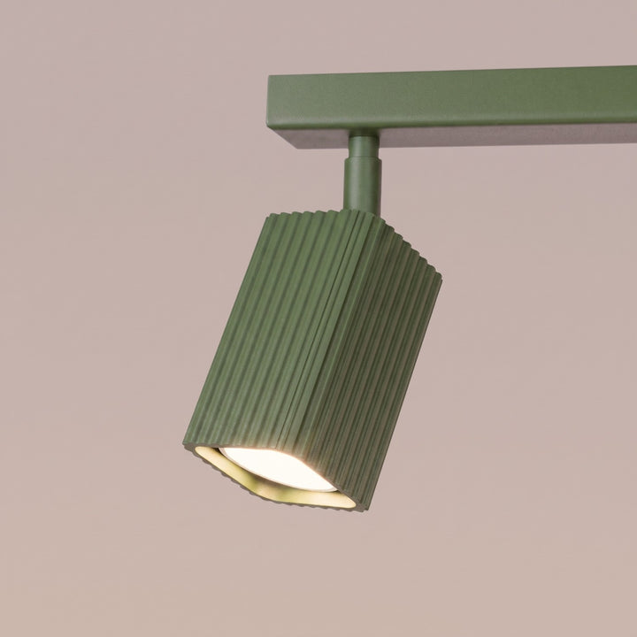 Plafonnier Rayo vert olive en rampe à spots orientables, détail des cannelures