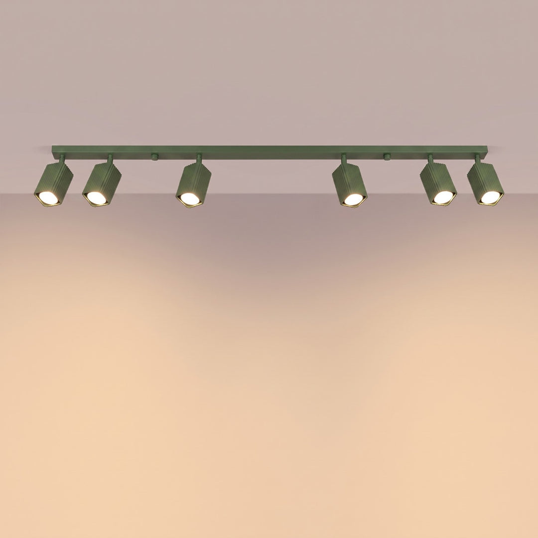 Plafonnier Rayo vert olive en rampe à spots orientables, allumé