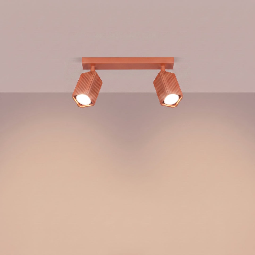 Plafonnier Rayo ocre rouge en rampe à spots orientables, allumé