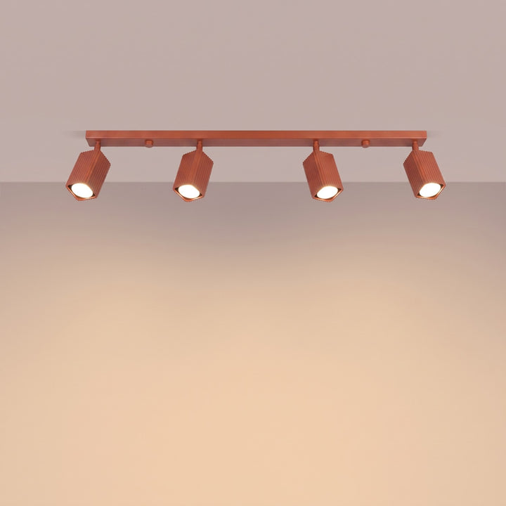 Plafonnier Rayo ocre rouge en rampe à spots orientables, allumé