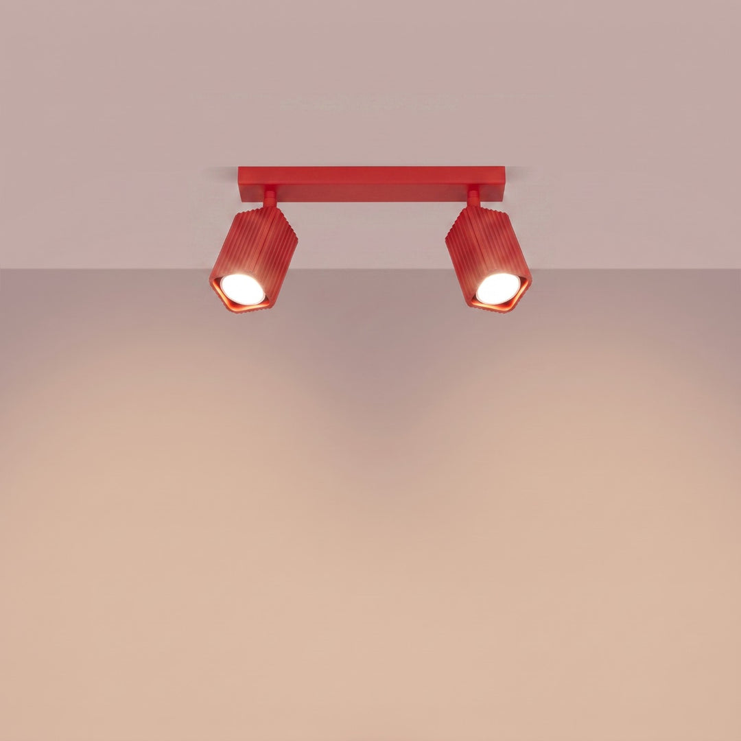 Plafonnier Rayo rouge en rampe à spots orientables, allumé