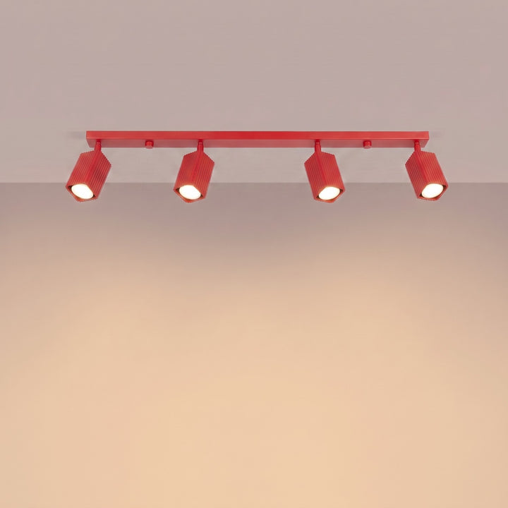 Plafonnier Rayo rouge en rampe à spots orientables, allumé