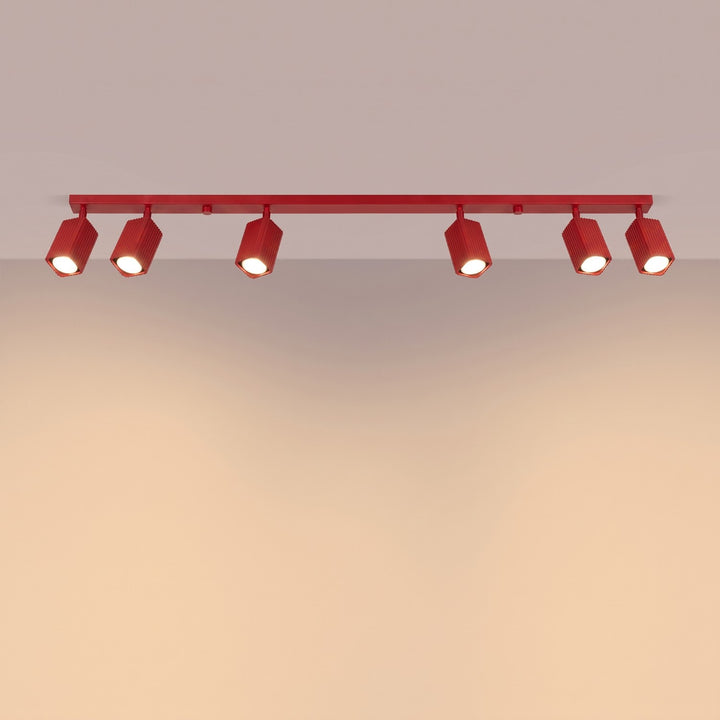 Plafonnier Rayo rouge en rampe à spots orientables, allumé
