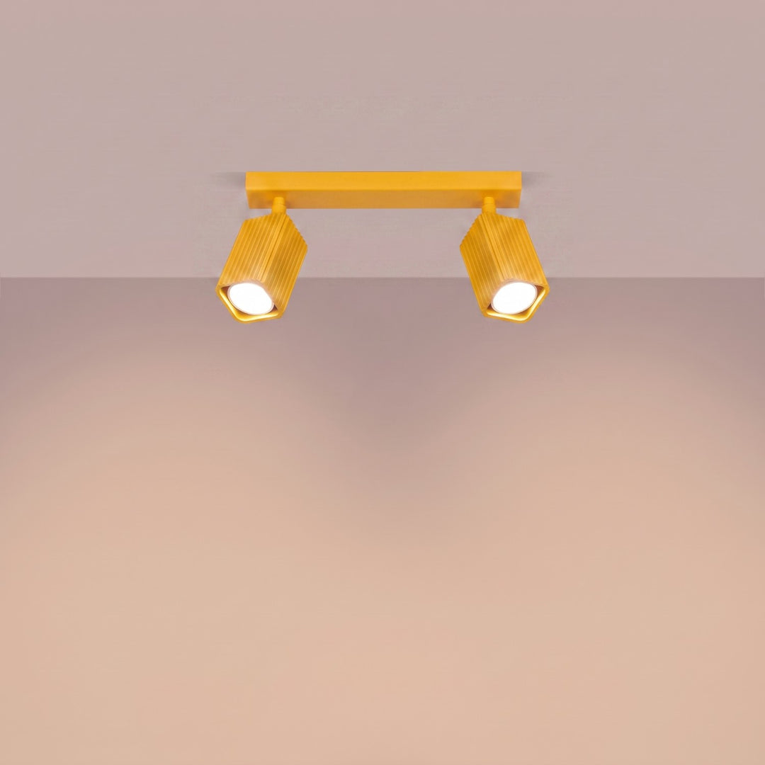 Plafonnier Rayo jaune en rampe à spots orientables, allumé