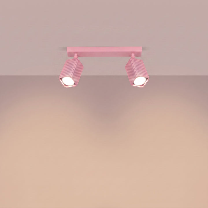 Plafonnier Rayo rose en rampe à spots orientables, allumé