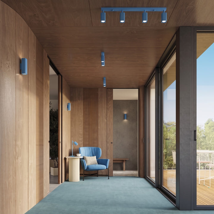 Plafonnier Rayo bleu azur en rampe à spots orientables au plafond d'un couloir