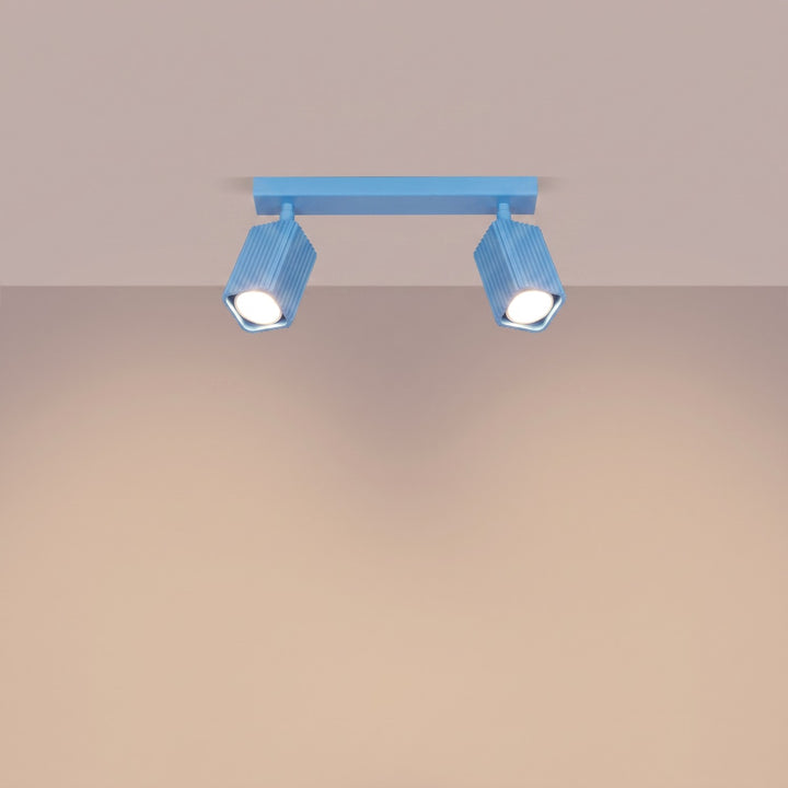 Plafonnier Rayo bleu azur en rampe à spots orientables, allumé
