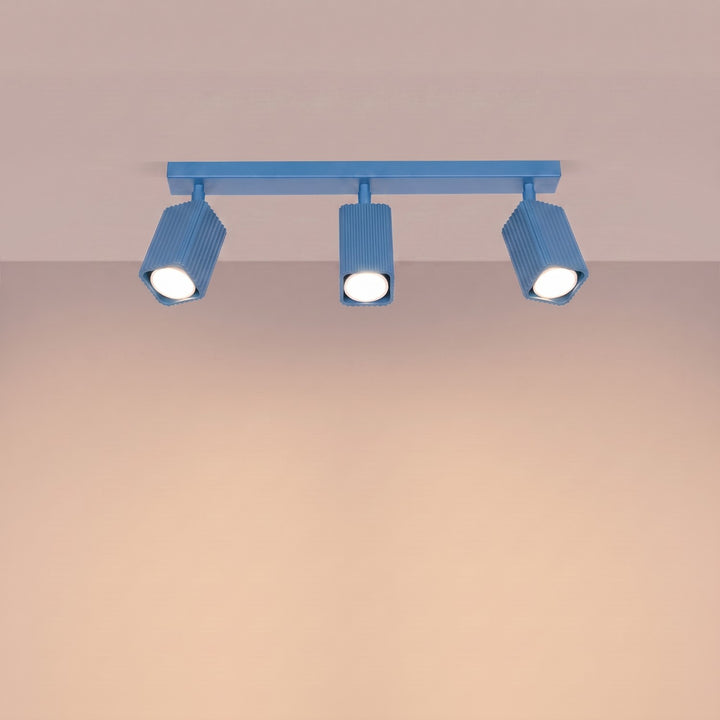 Plafonnier Rayo bleu azur en rampe à spots orientables, allumé
