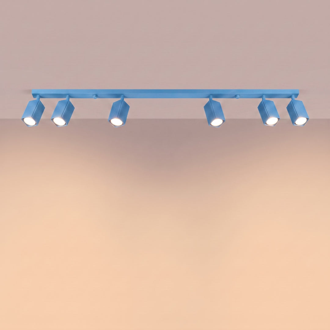 Plafonnier Rayo bleu azur en rampe à spots orientables, allumé