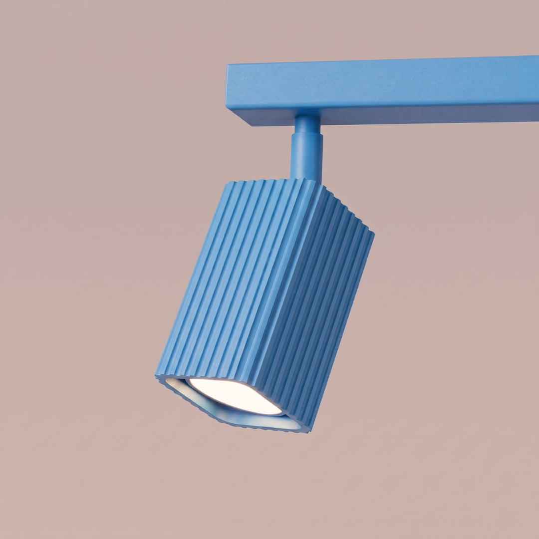 Plafonnier Rayo bleu azur en rampe à spots orientables, détail des cannelures