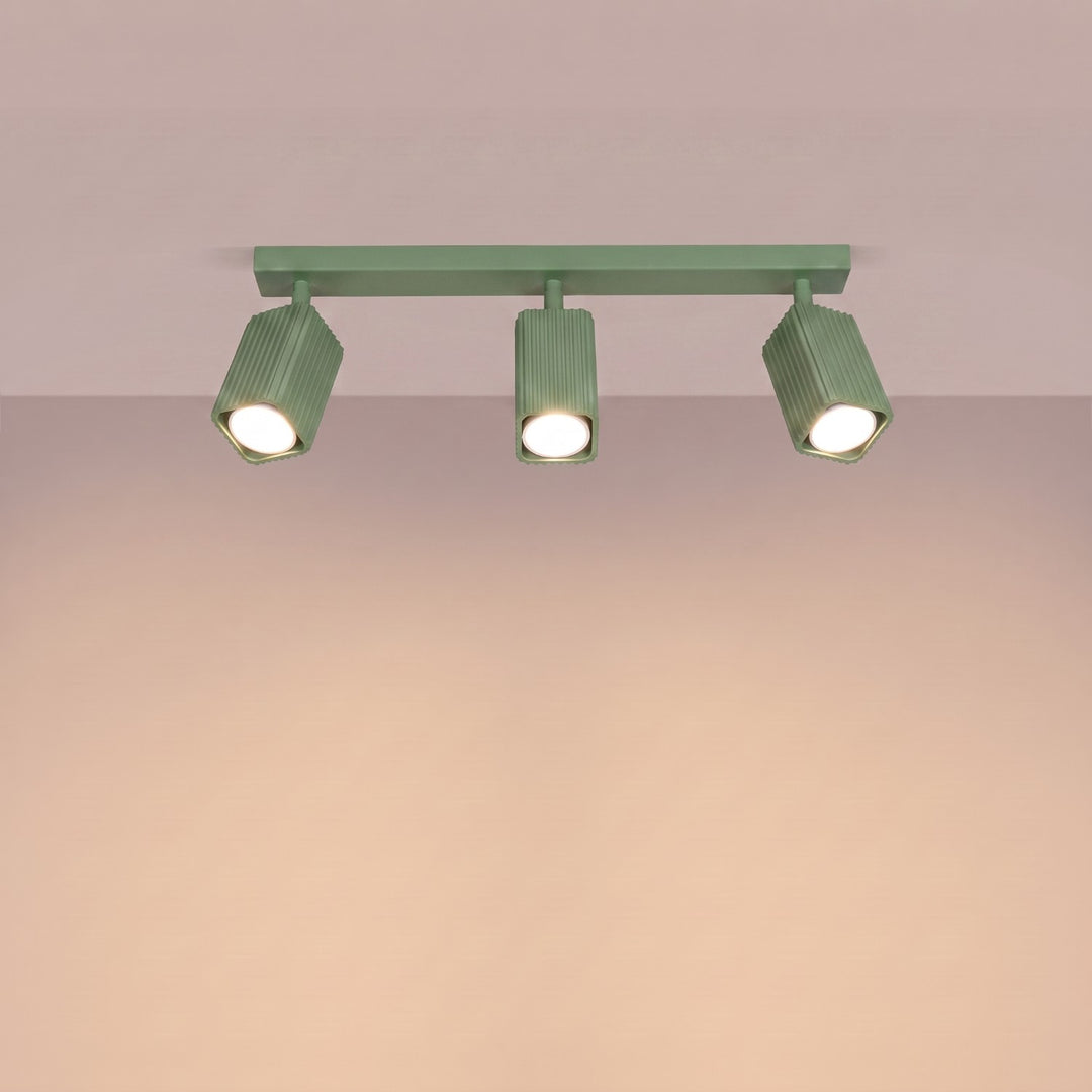 Plafonnier Rayo sauge en rampe à spots orientables, allumé