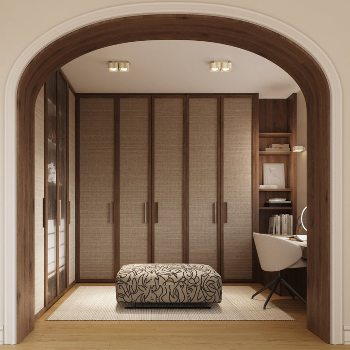 Plafonnier Ovio beige en aluminium au plafond d'un dressing