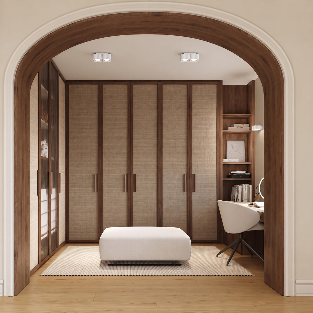 Plafonnier Ovio blanc en aluminium au plafond d'un dressing