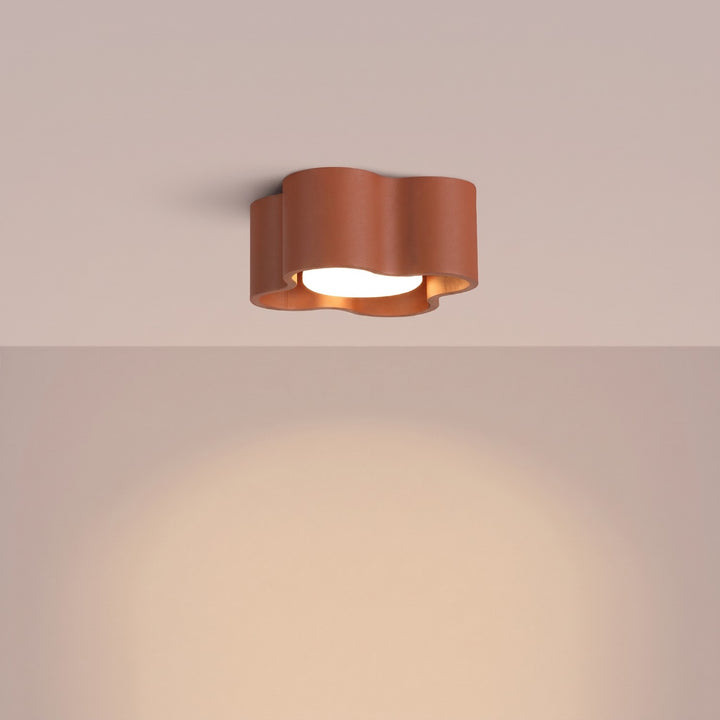 Plafonnier Ovio ocre rouge en aluminium, allumé
