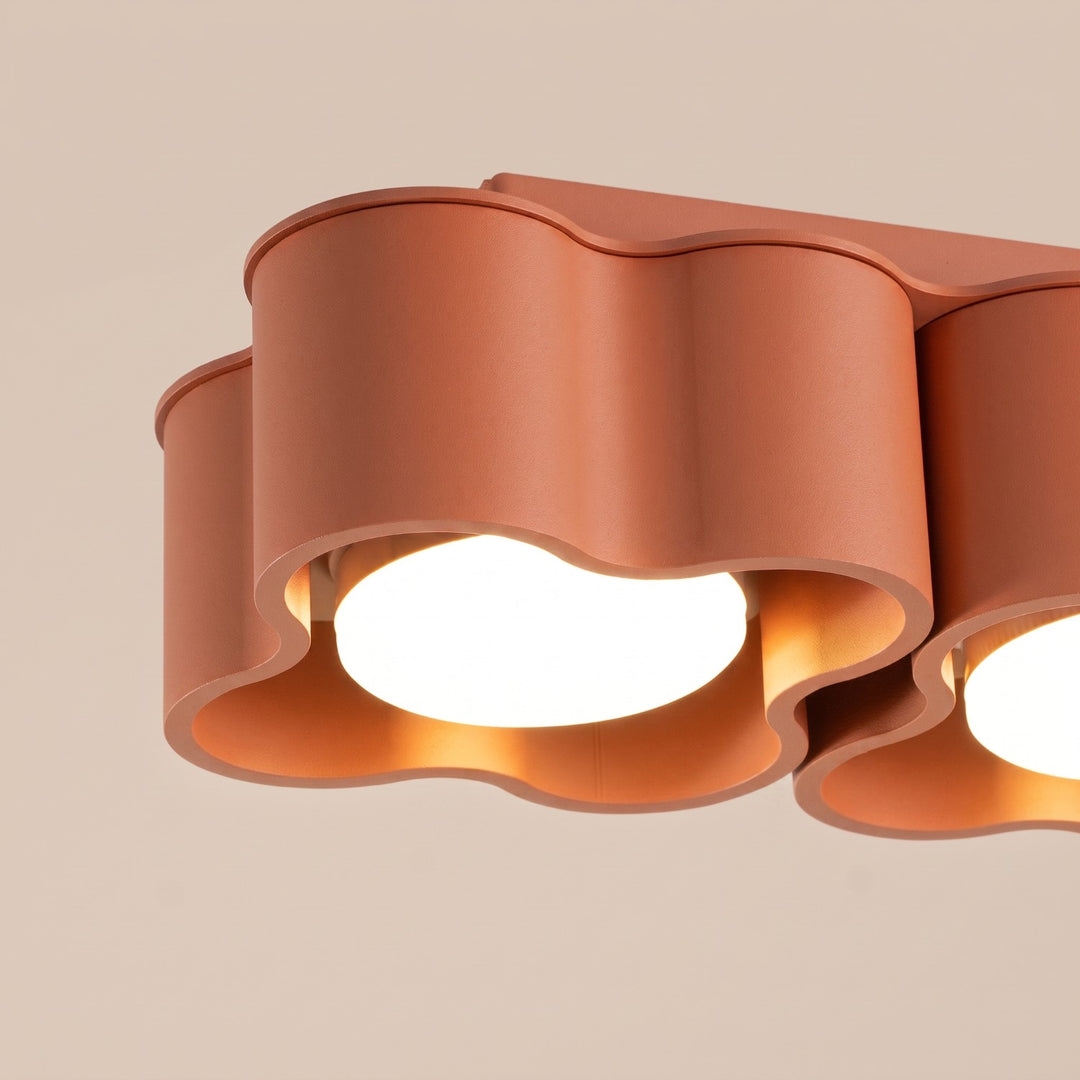 Plafonnier Ovio ocre rouge en aluminium, détail du contour ondulé