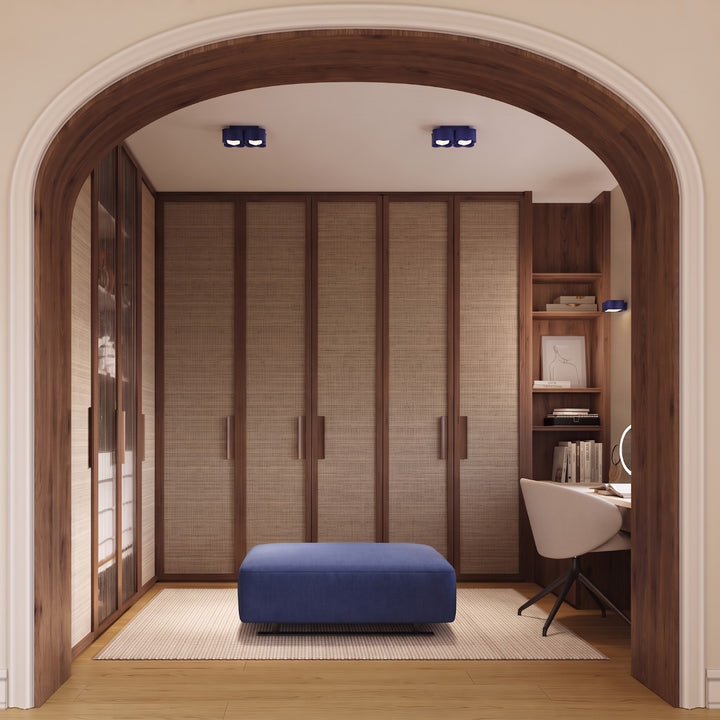 Plafonnier Ovio outremer en aluminium au plafond d'un dressing
