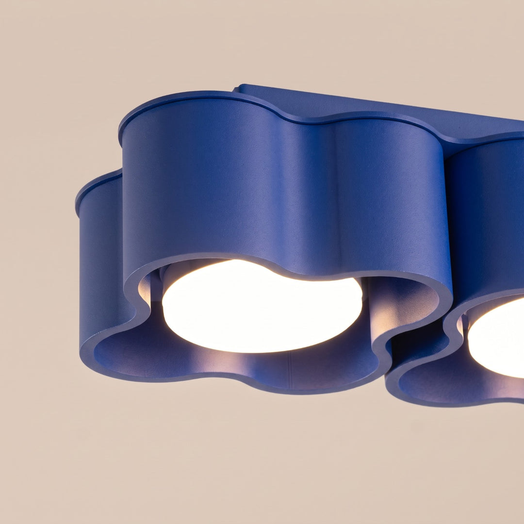 Plafonnier Ovio outremer en aluminium, détail du contour ondulé
