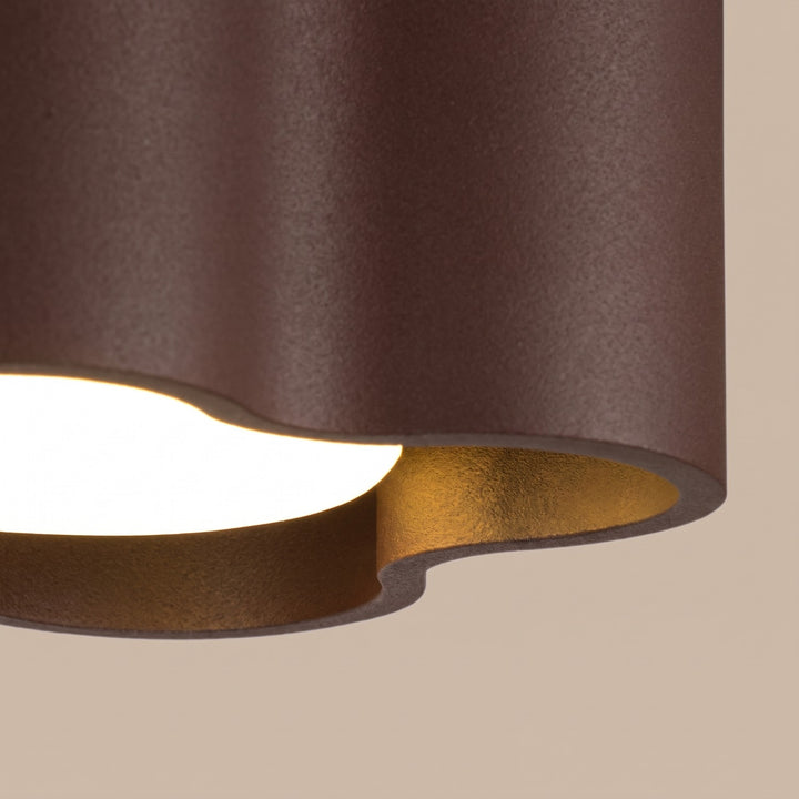 Plafonnier Ovio marron en aluminium, détail du contour ondulé
