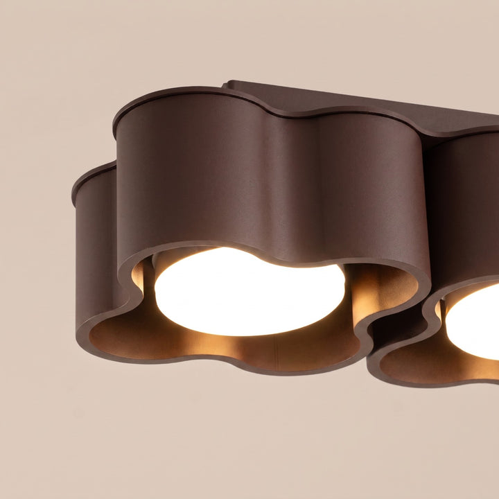 Plafonnier Ovio marron en aluminium, détail du contour ondulé