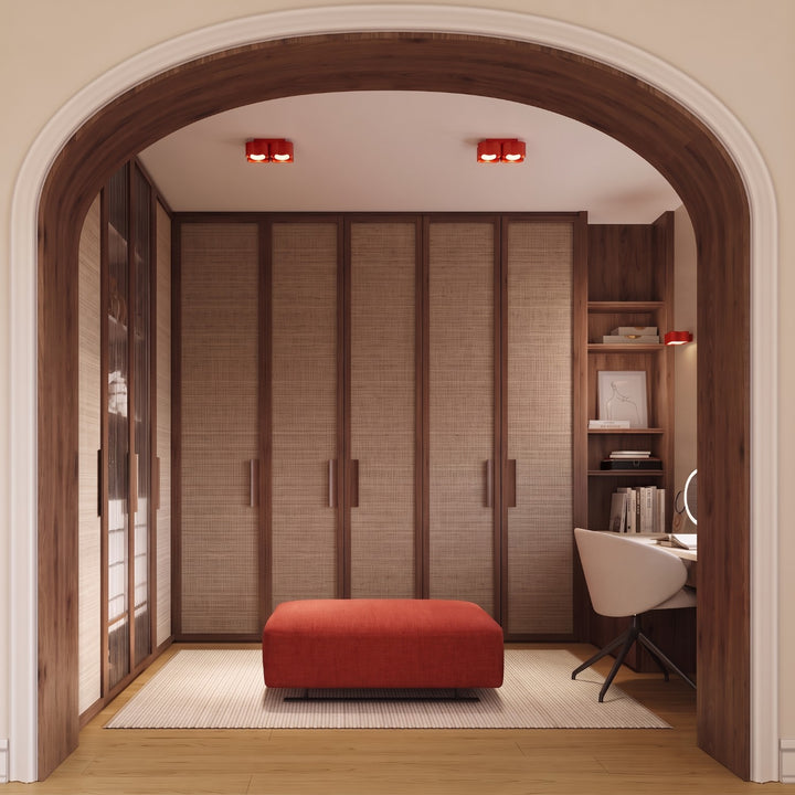 Plafonnier Ovio rouge en aluminium au plafond d'un dressing