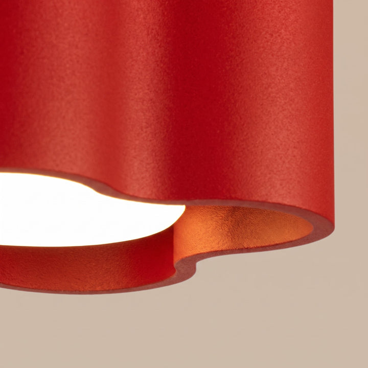 Plafonnier Ovio rouge en aluminium, détail du contour ondulé