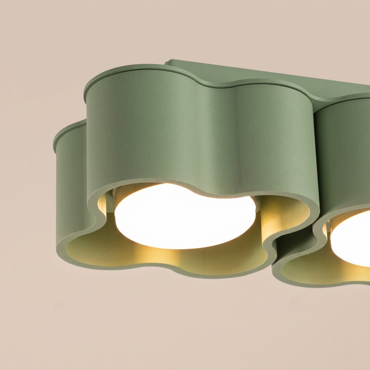 Plafonnier Ovio sauge en aluminium, détail du contour ondulé