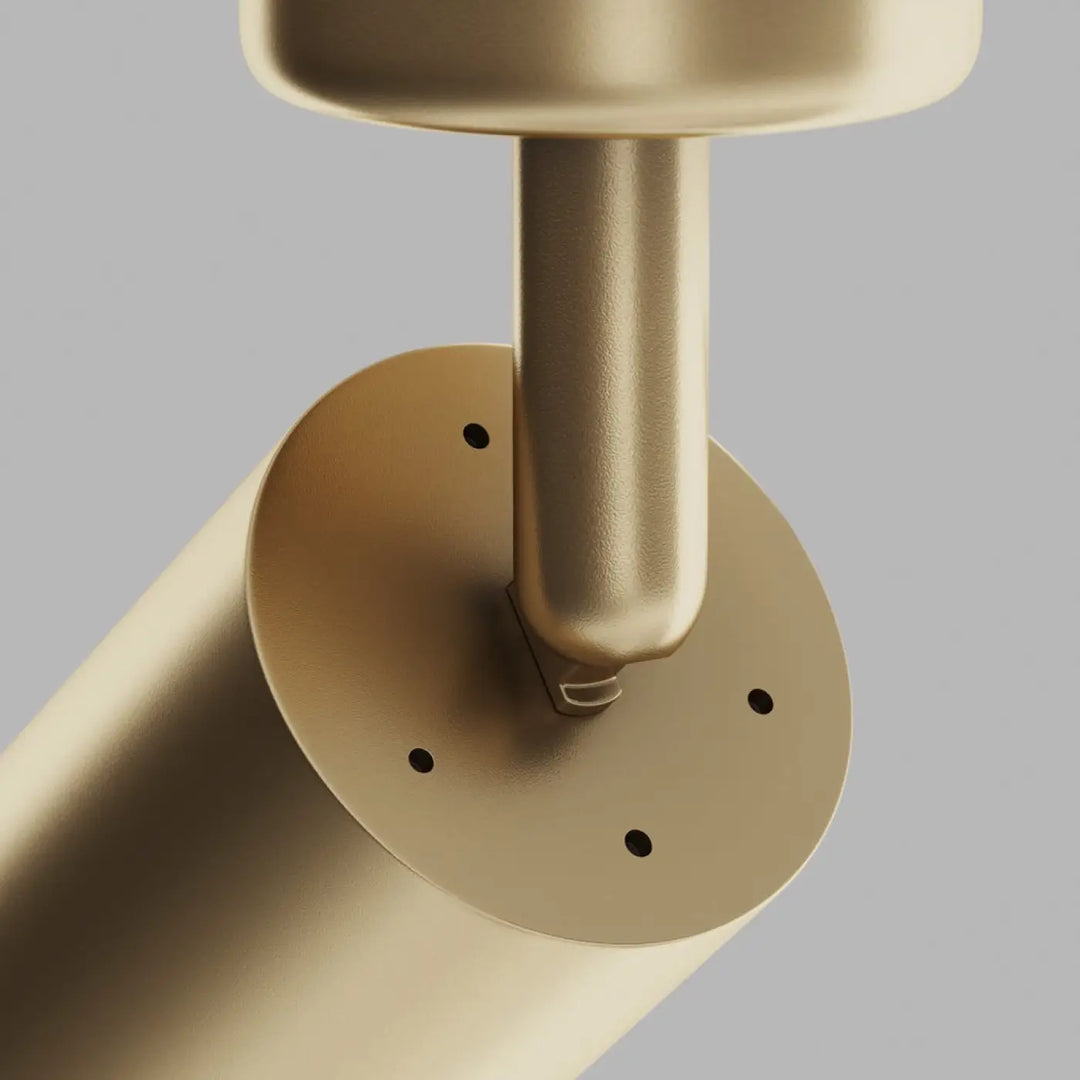 Spot focus directionnel cylindrique en laiton brossé avec base ronde à quatre trous pour fixation au plafond