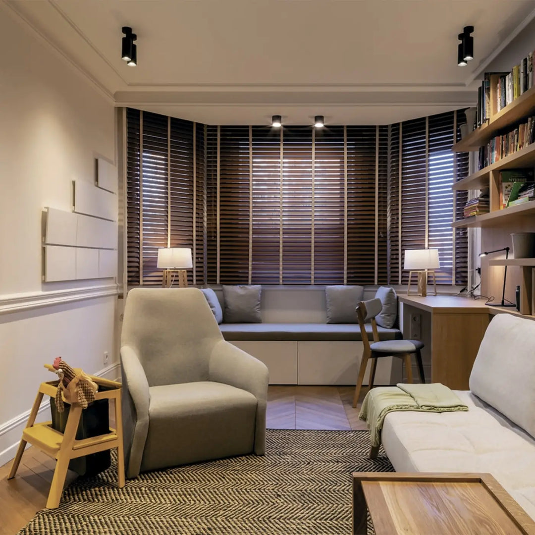 Fauteuil beige tapissé spot focus avec base ronde et design minimaliste dans la collection spot directionnel