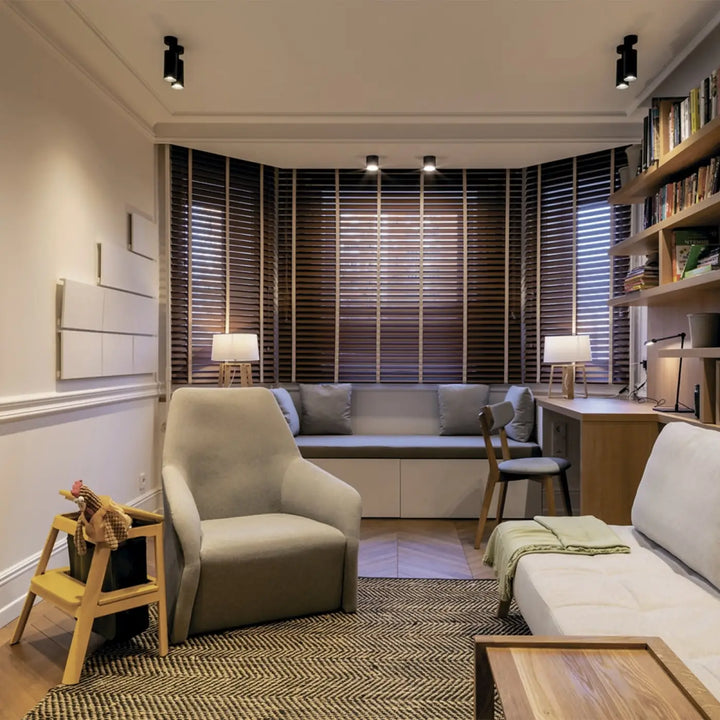 Fauteuil beige tapissé spot focus avec base ronde et design minimaliste dans la collection spot directionnel