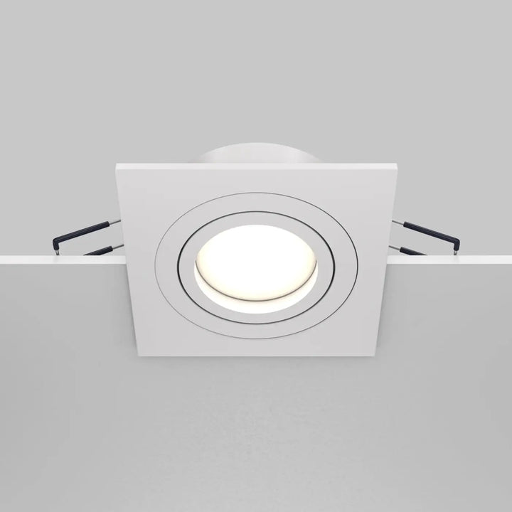 Spot encastrable carré blanc avec lentille en verre dépoli circulaire et cadre métallique, culot gu10 adapté
