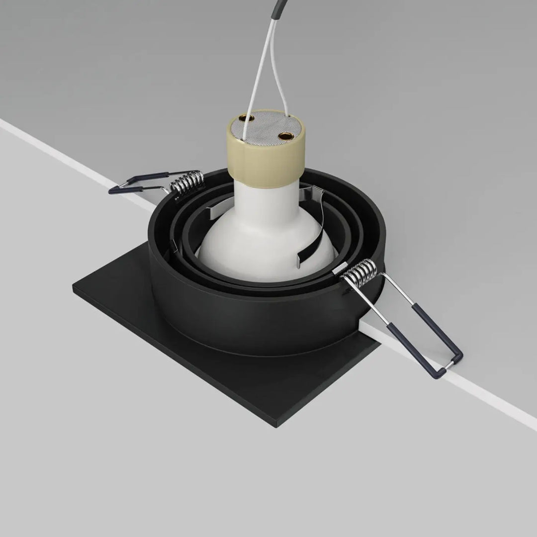 Spot encastrable noir avec culot gu10 et cadre carré en métal blanc avec dessus en maille beige pour intérieur contemporain