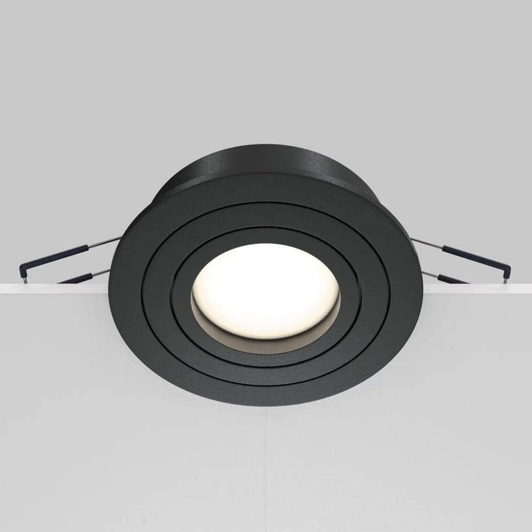 Spot encastrable rond atom en finition mate noire avec anneaux concentriques autour de l ampoule gu10 orientable